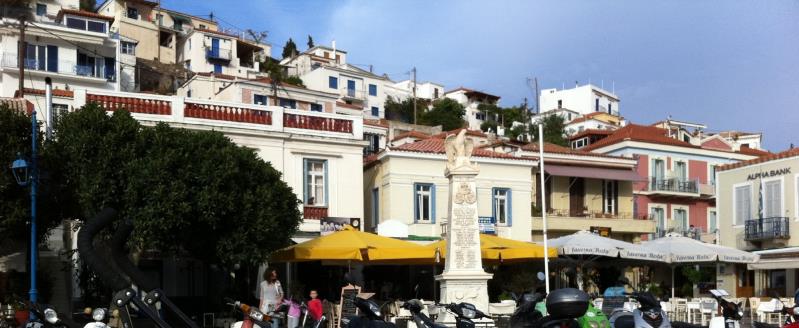 Poros Hafenpromenade Huser - Segeln Yachtcharter Griechenland