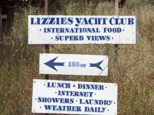 Hinweisschild zu Lizzies Restaurant in Trizonia